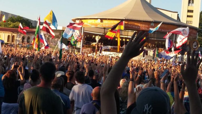 la gioia dei givani del festival di medjugorje